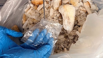 Detectan 3 kilos de metanfetamina escondidos en una pieza metálica en el Aeropuerto Internacional de Toluca