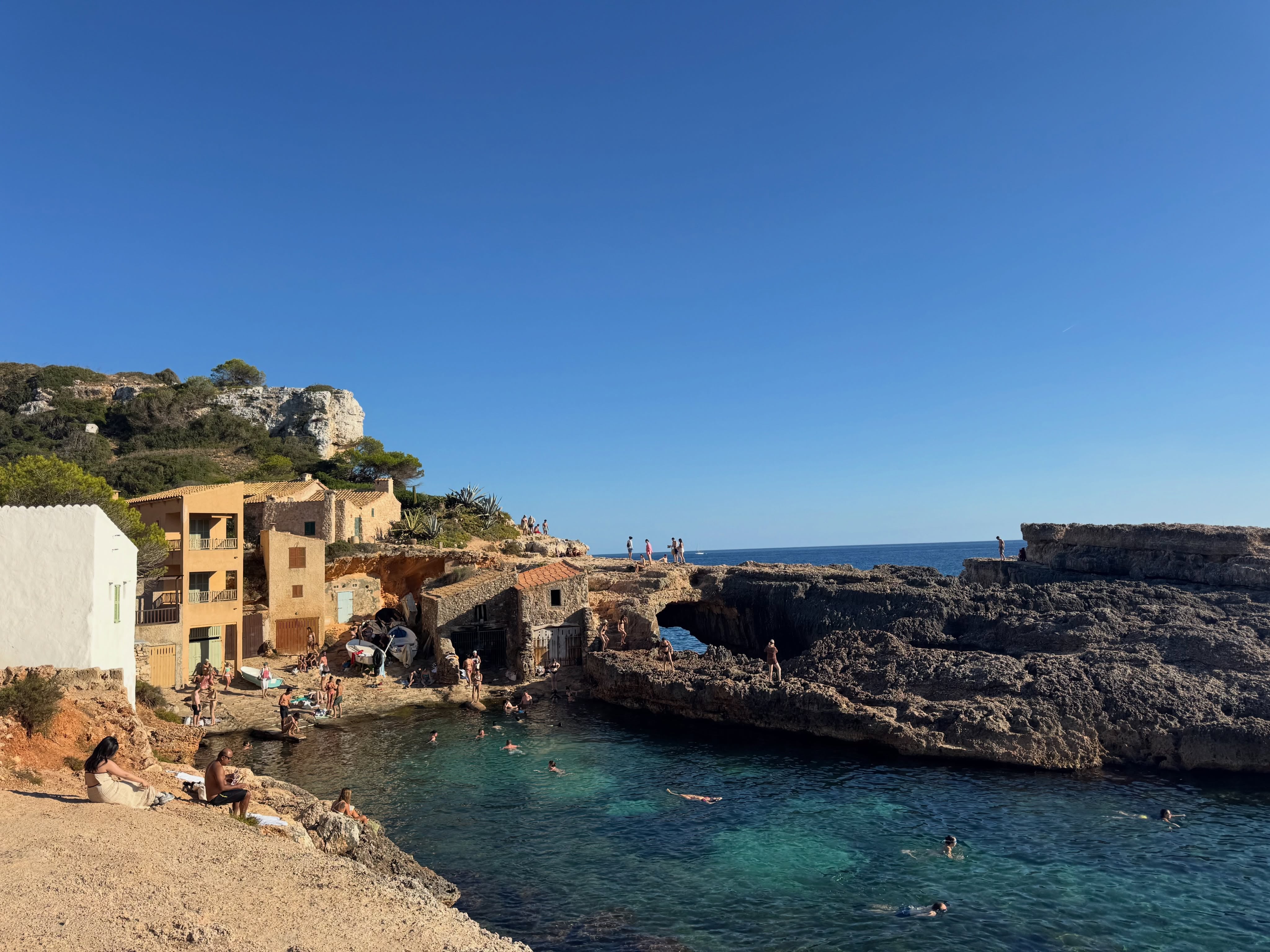 Las publicaciones de la actriz en la isla balear incluyeron postales de playas, paisajes rurales y platos locales