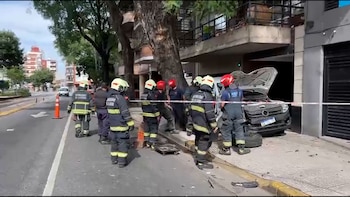 Madrugada accidentada: choques, vuelcos y