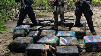 La Policía Nacional reportó el hallazgo de más de 25 fardos de presunta cocaína en la zona sur de Honduras. (FOTO: Policía Nacional)