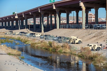 La Guardia Nacional de Texas vigila en la margen norte del río Bravo (Grande) el miércoles 21 de diciembre de 2022 para impedir que los migrantes lleguen a la cerca fronteriza en su intento por ingresar a El Paso, Texas, desde Ciudad Juárez, México. (AP Foto/Andrés Leighton)