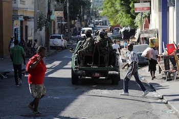 FOTO DE ARCHIVO: Miembros de las Fuerzas Armadas haitianas patrullan la zona mientras la gente huye de sus hogares tras la violencia de las bandas armadas durante el fin de semana. Muchos se agrupan en torno a una alianza conocida como Viv Ansanm, en el barrio de Poste Marchand, en Puerto Príncipe, Haití, el 9 de diciembre de 2024. REUTERS/Ralph Tedy Erol/Foto de archivo