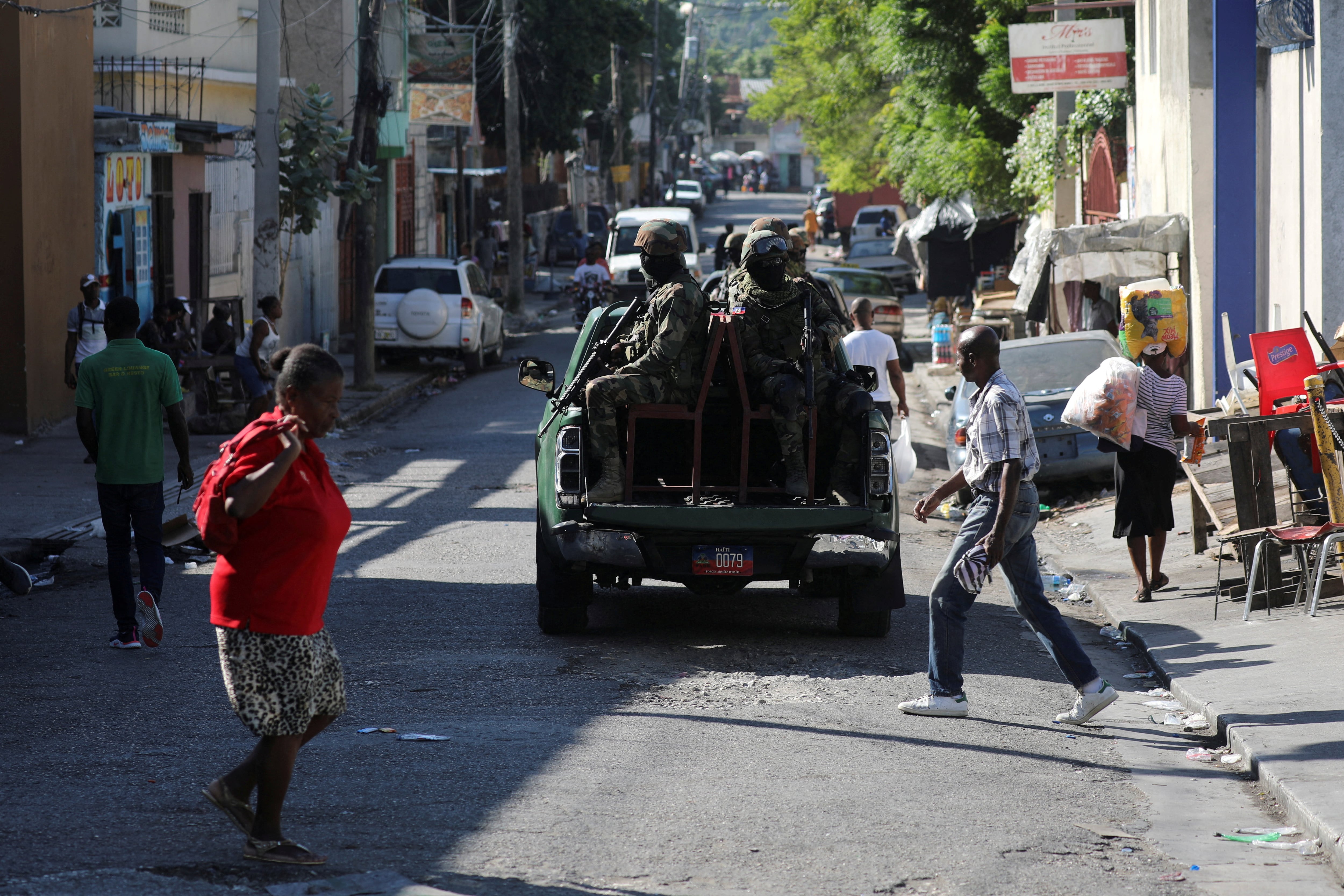 FOTO DE ARCHIVO: Miembros de las Fuerzas Armadas haitianas patrullan la zona mientras la gente huye de sus hogares tras la violencia de las bandas armadas durante el fin de semana. Muchos se agrupan en torno a una alianza conocida como Viv Ansanm, en el barrio de Poste Marchand, en Puerto Príncipe, Haití, el 9 de diciembre de 2024. REUTERS/Ralph Tedy Erol/Foto de archivo