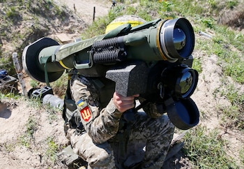 Un soldado sostiene un sistema