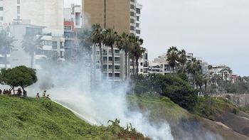 Incendio en Miraflores EN VIVO: reportan una persona herida y bomberos ya casi controlan la emergencia