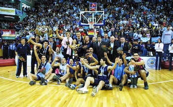 La Selección Argentina de básquet celebra el título en el Premundial 2001 en el Ruca Che (Crédito: Confederación Argentina de Básquetbol)