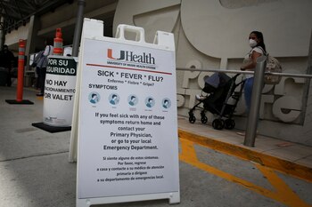 Advertencias y recomendaciones en el hospital Jackson Memorial, en Miami-Dade (Reuters)