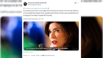 Captura de pantalla de un tweet de la gobernadora Kathy Hochul. Muestra su foto de perfil, texto sobre impuesto a viviendas de lujo y una imagen de ella hablando
