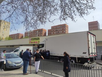 El camión de color blanco