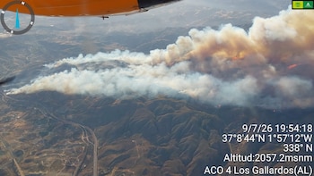 La magnitud del incendio complica las labores de extinción y la protección de los núcleos cercanos