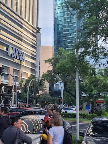 La cinta costera, frente al océano Pacífico, se vio abarrotada de personas temerosas ante el evento sísmico. (Cortesía)