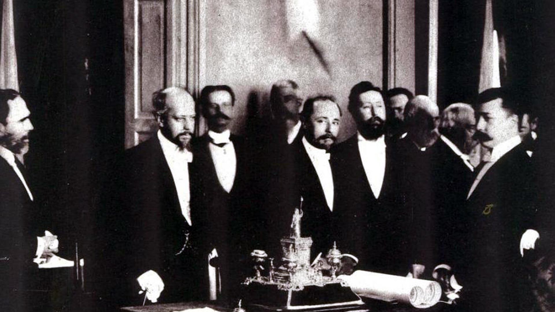 Celman, en el centro y a su lado Roca. Habían sido socios políticos, parientes y terminarían enfrentados para siempre