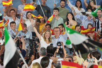 El líder del PP, Alberto Núñez Feijóo, y la candidata del PP a la presidencia de Extremadura, María Guardiola, en un acto de campaña en Badajoz (Fotos: David Mudarra)