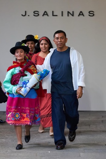 Cuatro artesanas peruanas acompañaron a Jorge Luis Salinas en la pasarela del Milan Fashion Week
