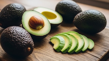 De la cocina al cuidado personal: por qué recomiendan mezclar cáscara de aguacate con vinagre y cómo usarla en la piel