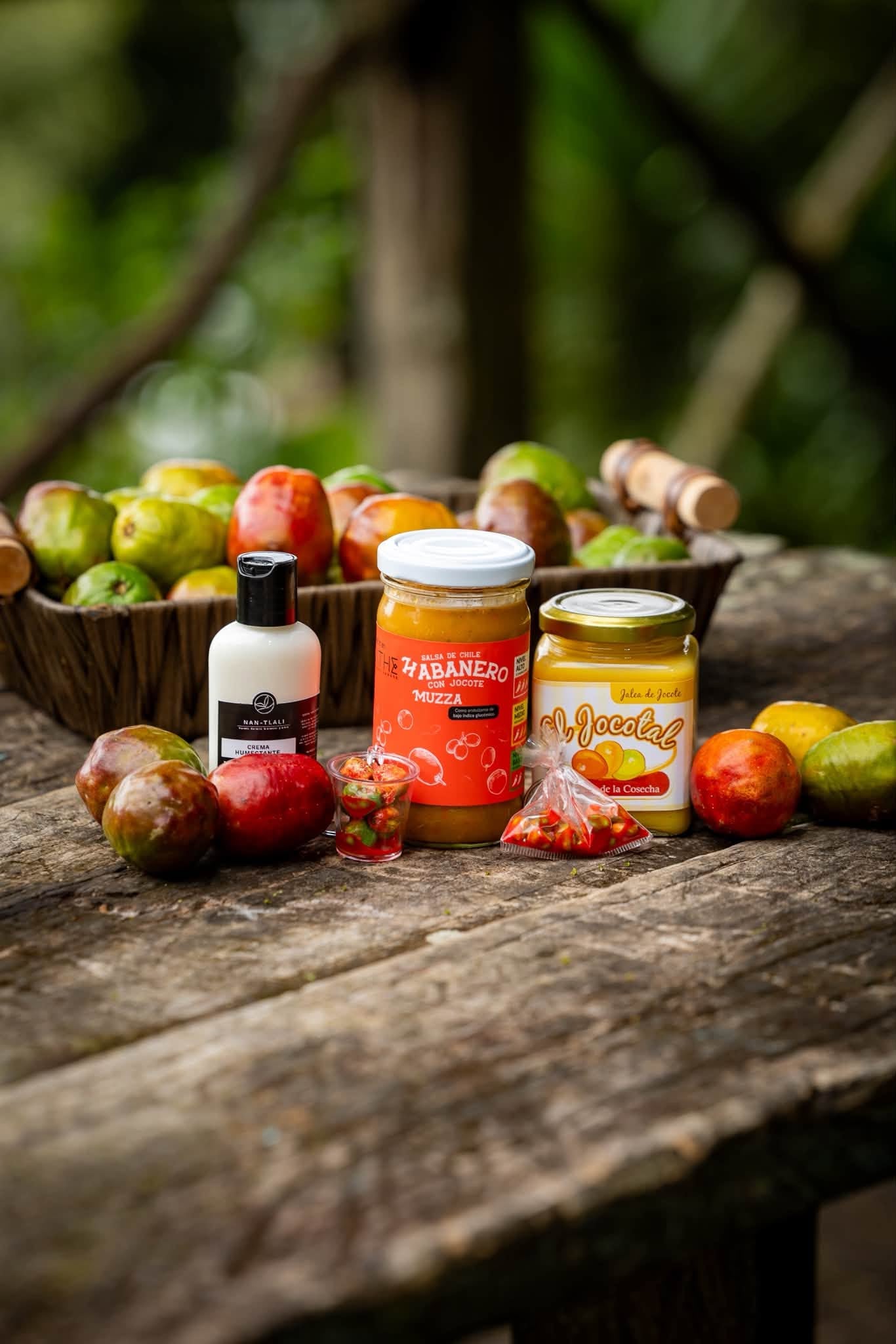 El encuentro reunió a productores locales que llevaron postres, jaleas, helados y opciones picantes elaboradas con una fruta tradicional, además de artículos de cuidado personal para los visitantes durante el fin de semana (Foto cortesía ISTU)