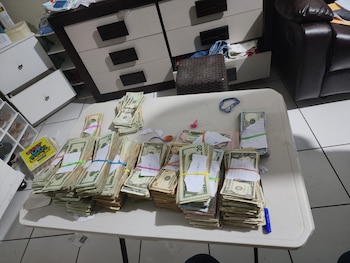 Las autoridades incautaron $57,811 en efectivo, seis celulares, documentos bancarios y cuatro tarjetas micro SD durante los registros del caso./ (FGR)