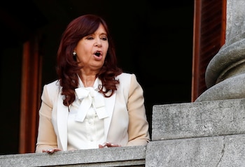 La vicepresidenta Cristina Kirchner saluda