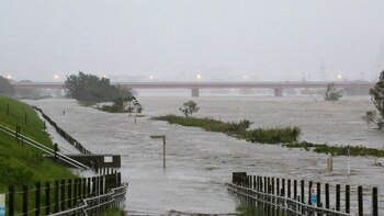 Miles de personas fueron evacuadas en los últimos días en Japón (AFP)
