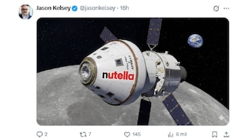 Nave espacial blanca con logo Nutella y texto ARTEMIS II sobre la Luna, con la Tierra azul visible en el espacio oscuro