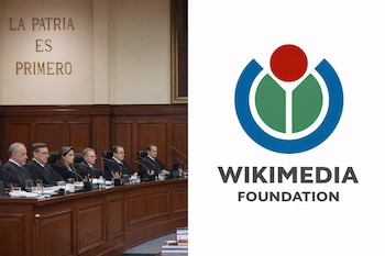 Imagen dividida. A la izquierda, jueces de la SCJN con túnicas negras sentados en una sala con paneles de madera. A la derecha, el logo de la Fundación Wikimedia.