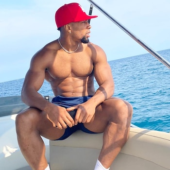 El imponente físico de Adama