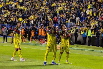 Zendejas festeja sus compañeros el