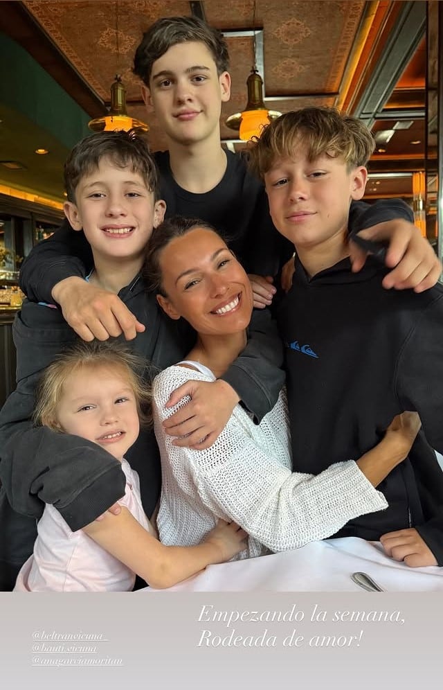 Pampita junto a sus hijos: Bautista, Beltrán, Benicio y Anita