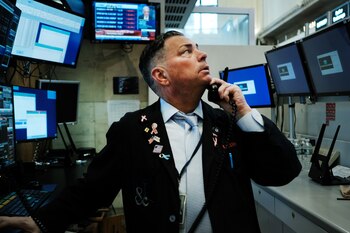 Corredores de bolsa esperan una