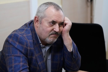 El político ruso Borís Nadezhdin, acusado de exhibir "símbolos extremistas", asiste a una audiencia judicial en la localidad de Dolgoprudny, a las afueras de Moscú, el viernes 17 de julio de 2026. (Foto AP/Pável Bedniakov)