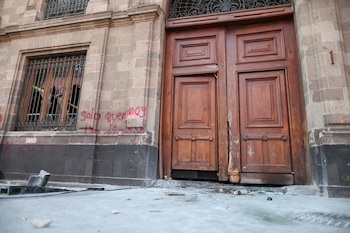 Los manifestantes destruyeron una puerta