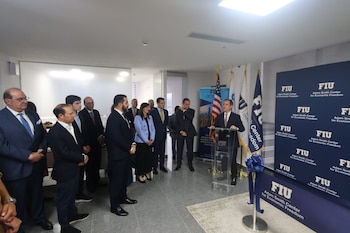 El canciller Javier Martínez-Acha participó en la inauguración tanto como ministro de Relaciones Exteriores como docente del Adam Smith Center, donde imparte clases sobre liderazgo y políticas públicas. Infobae América