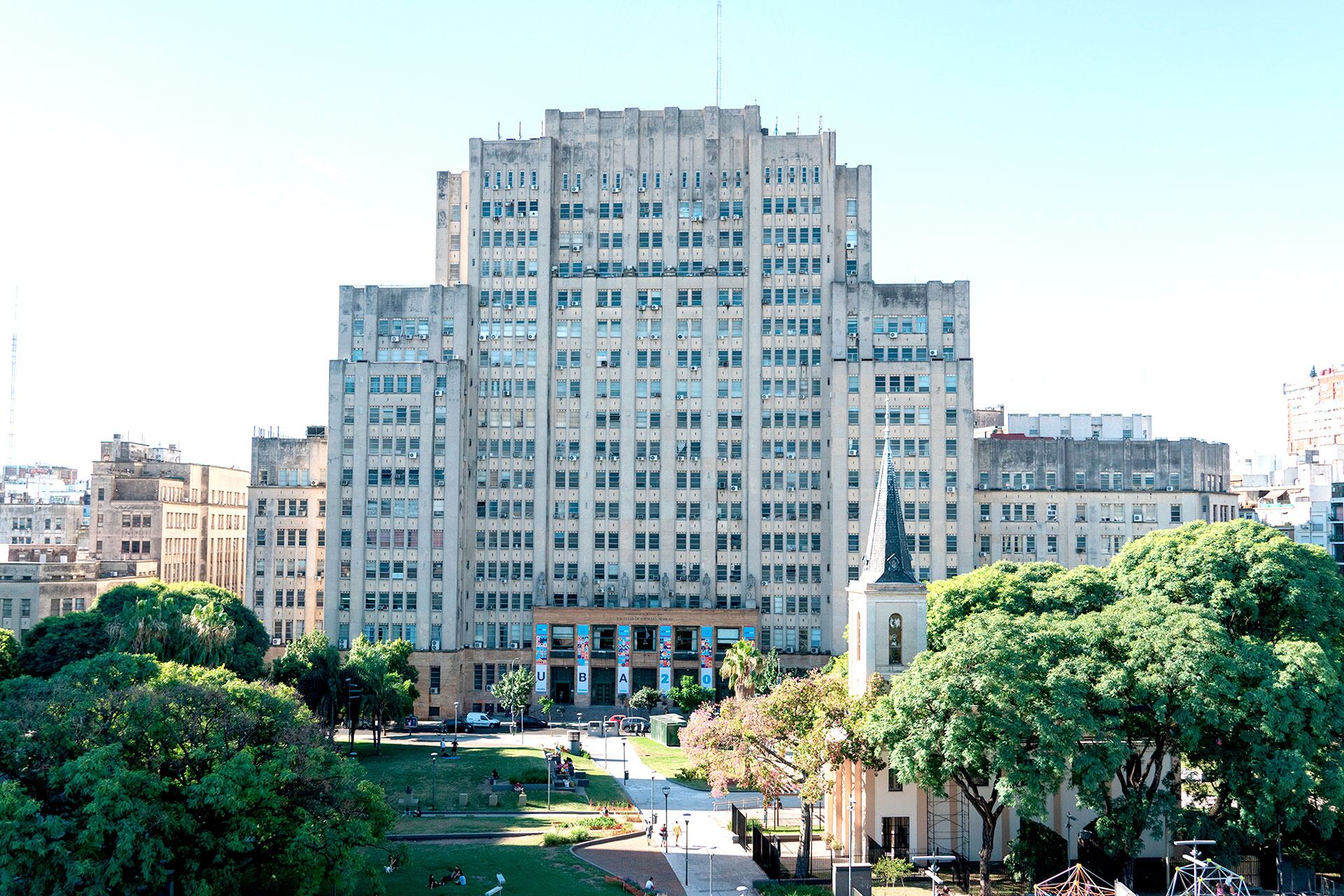 El SAME trasladó al estudiante al Hospital Fernández donde se confirmó su fallecimiento