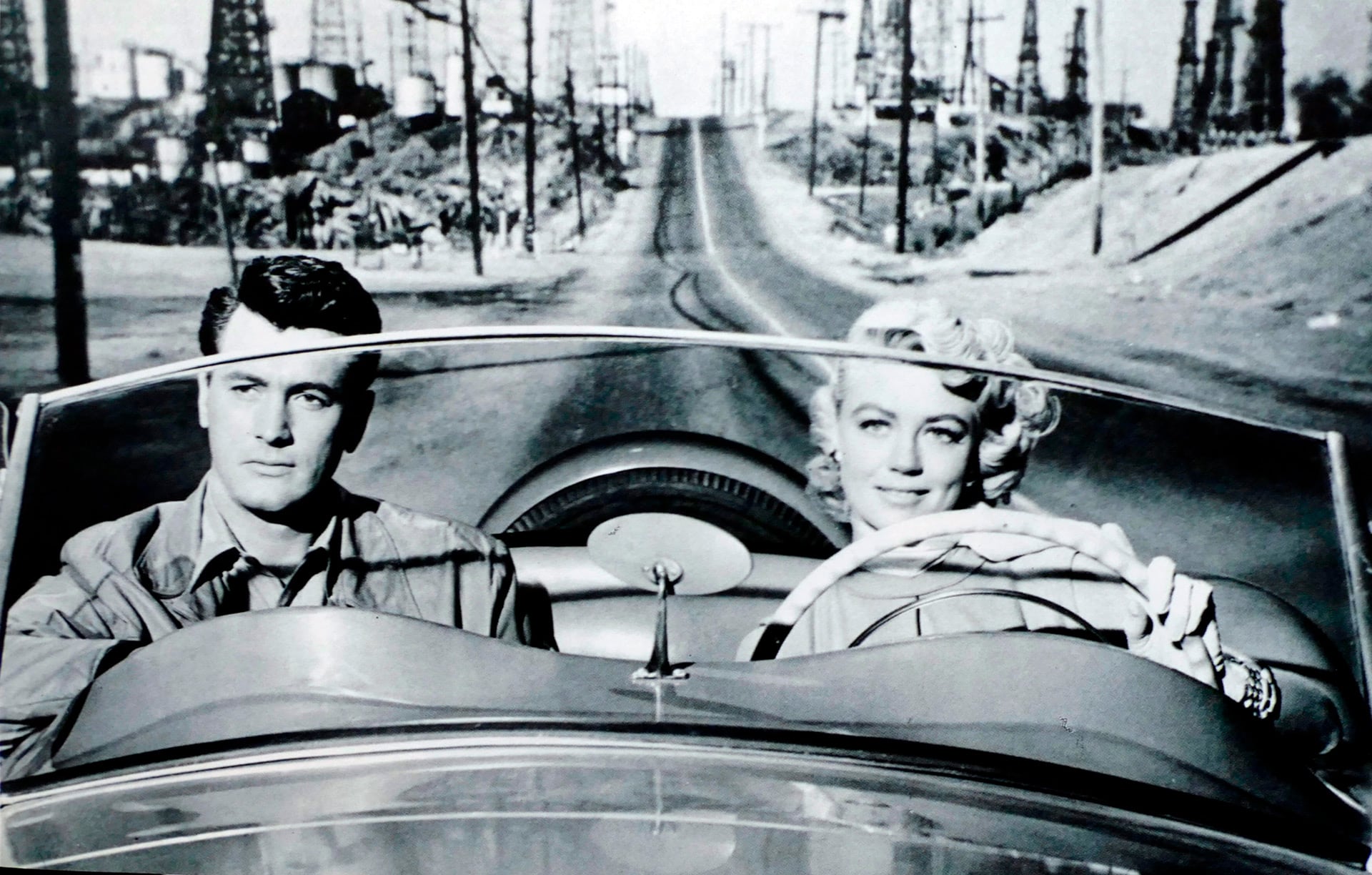 Junto a Lauren Bacal en el film Written on the Wind de 1956 (Grosby)