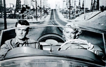 Junto a Lauren Bacal en el film Written on the Wind de 1956 (Grosby)