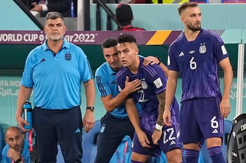 Lionel Scaloni le da indicaciones