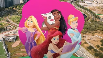 Personajes de Rapunzel, Moana, Ariel y Cenicienta en una forma rosa sobre una vista aérea de rascacielos y parques