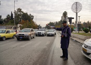 Un policía de tráfico dirige