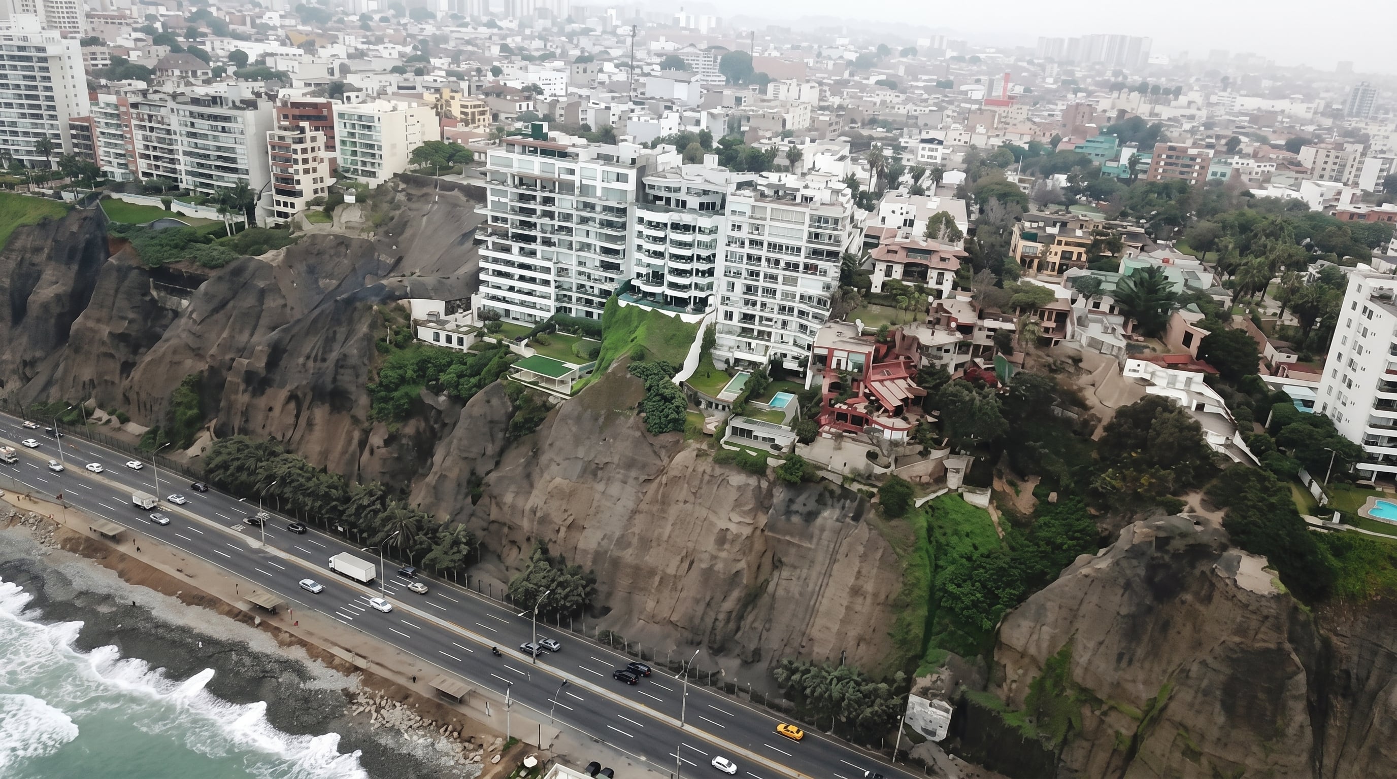 Edificios residenciales construidos sobre los acantilados de Lima se ubican en una de las zonas costeras con mayor riesgo sísmico en Perú. (Imagen Ilustrativa Infobae)