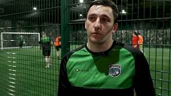 Aaron Connolly es futbolista —juega