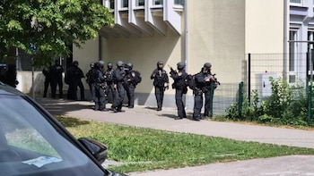 El cuerpo de policia se acerca al instituto Welfen-Gymnasium de Schongau, en Alemania, tras el altercado (Blaulichtreport Südschwaben)