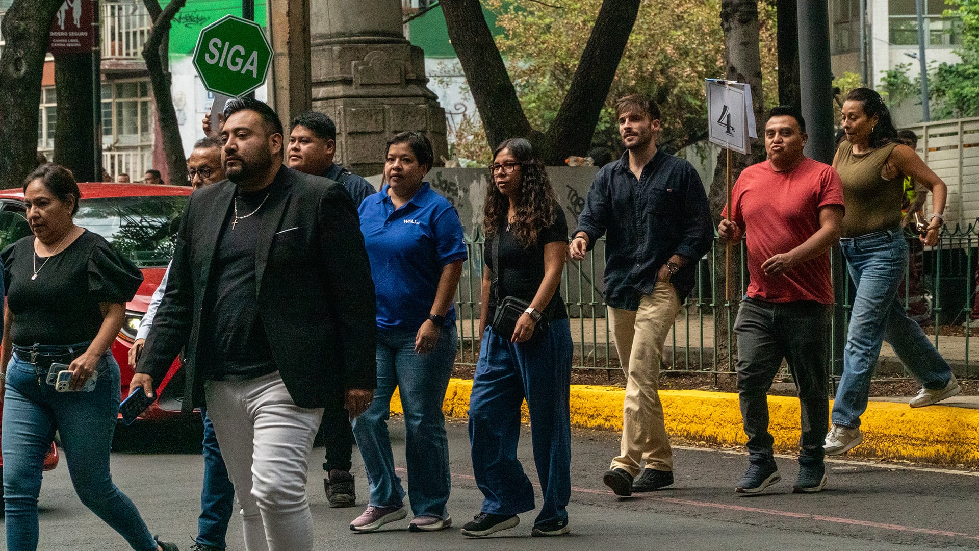 Los capitalinos fueron sorprendidos por el sismo ya que no sonó la alerta sísmica. (Infobae/Jenifer Nava)
