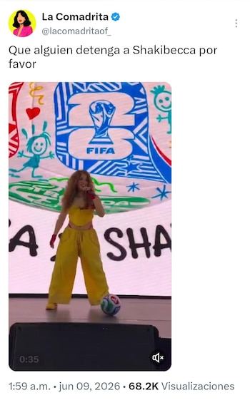 Shakibecca con atuendo amarillo canta en un escenario. Pantalla de fondo con el logo del Mundial FIFA y dibujos. Un pequeño balón de fútbol está a sus pies