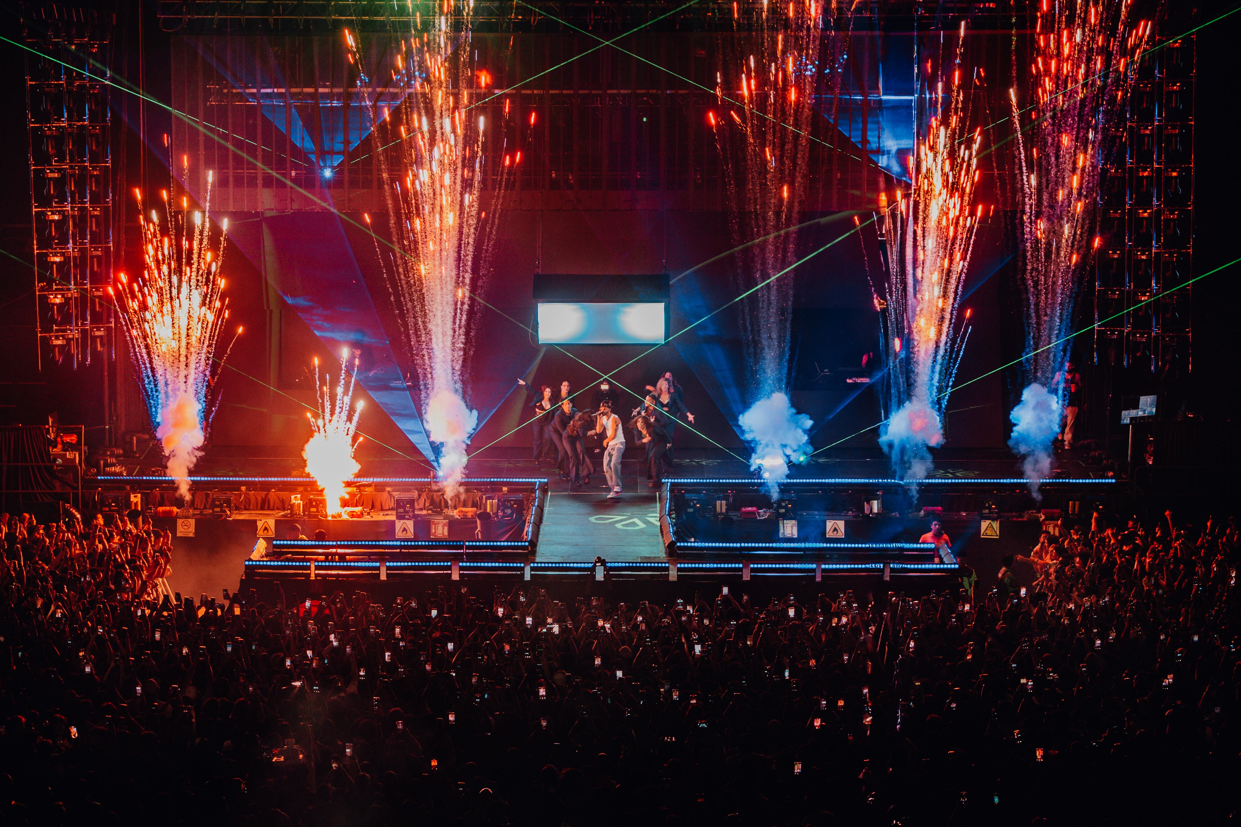 El despliegue visual no escatimó: llamaradas, haces de luz que rebotaban en cada rincón y pantallas convertidas en un universo propio para cada tema.. (Foto: Laura Villegas, OCESA)