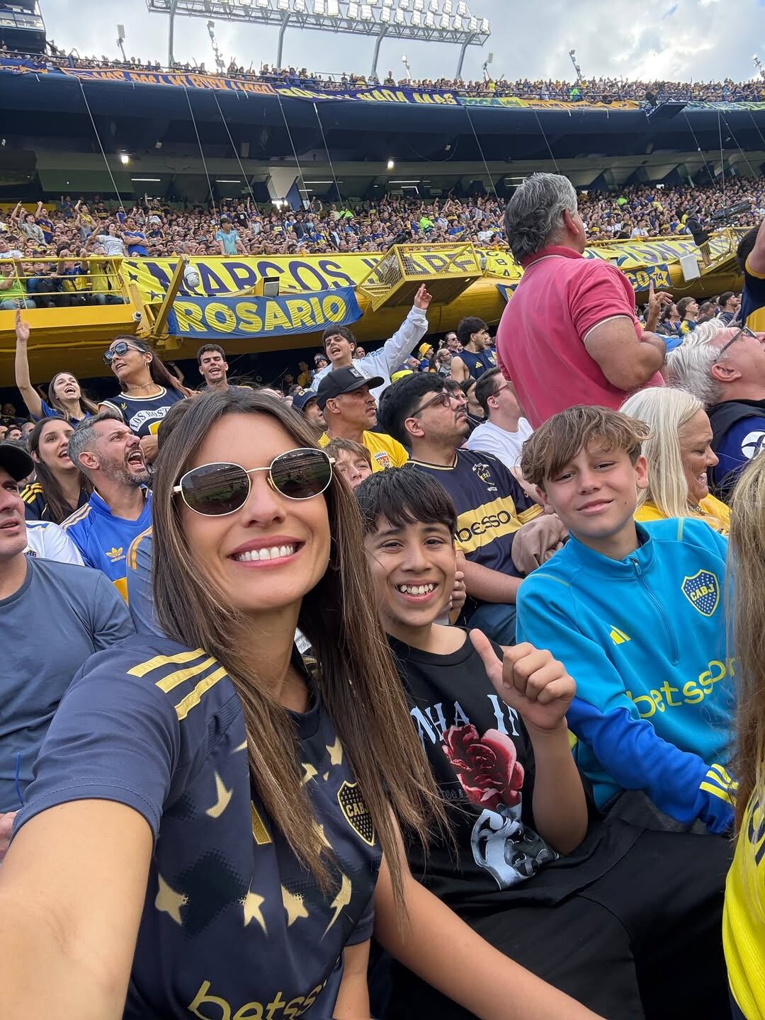 Pampita vivió el Superclásico desde la tribuna de La Bombonera junto a su hijo y un amigo