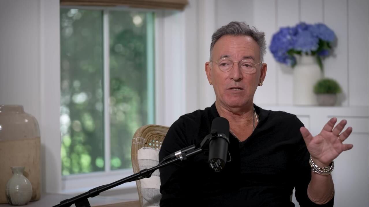 La terapia ayudó a Springsteen a enfrentar los tabúes familiares sobre salud mental y transformó su bienestar emocional (Captura de video: YouTube - Michelle Obama)