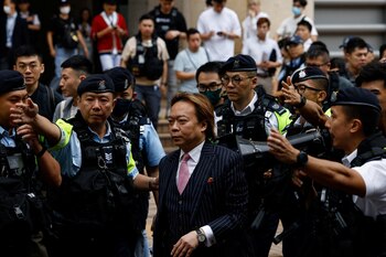 Entre los condenados están los ex legisladores Ray Chan y Leung Kwok-hung, así como la periodista Gywneth Ho (REUTERS/Tyrone Siu)