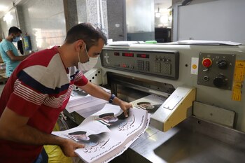 Un trabajador de una imprenta prepara afiches presidenciales
(Majid Asgaripour/WANA (West Asia News Agency) vía REUTERS)