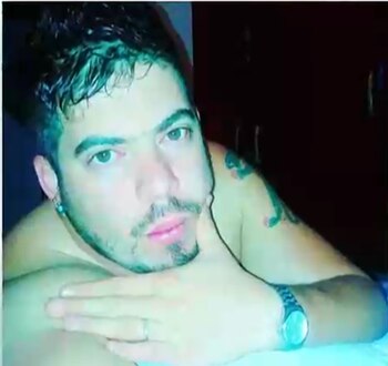 Ernesto Tiene 39 años y