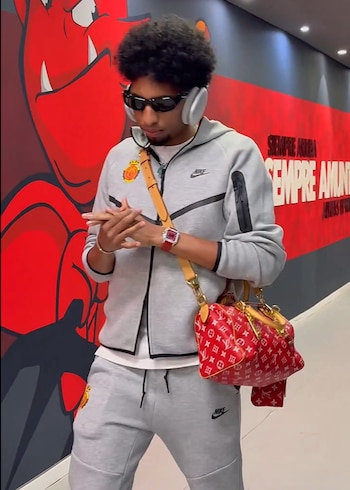 Johan Mojíca con la sudadera